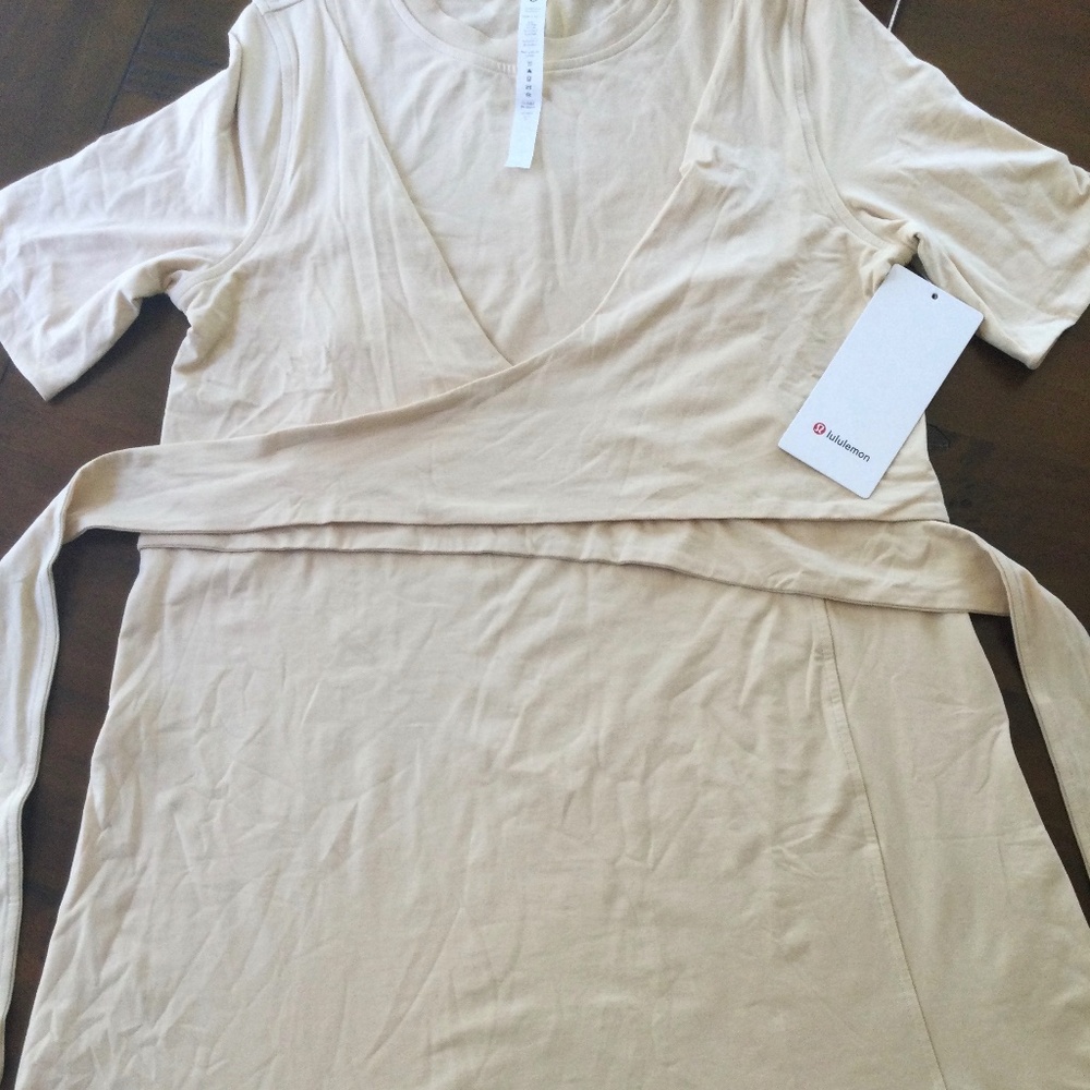 Lululemon wrap front t-shirt dress. Size 6. NWT.